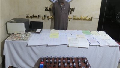 كشف معمل لتزوير المستندات والأختام التعليمية في شقة سكنية بالجيزة