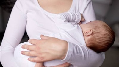  العسل والرضاعة الطبيعية، هل هو آمن للرضيع؟