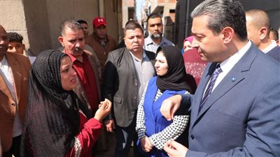 محافظ دمياط يتفقد قرية الوسطاني، ويوجه بدعم المتضررين ورفع مياه الأمطار من المنازل