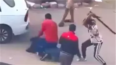 فيديو صادم للاعتداء على شاب بأسلحة بيضاء وسحله أمام مدرسة 