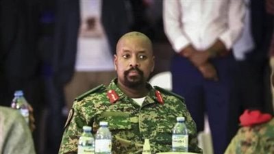 ضربه وحلق شعره، نجل الرئيس الأوغندي يعلن احتجاز معارض في قبو منزله