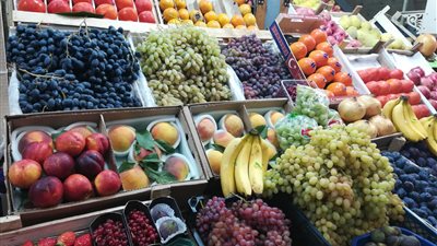 سعر الفاكهة اليوم، ارتفاع 5 أصناف منها الجوافة والعنب الأسود