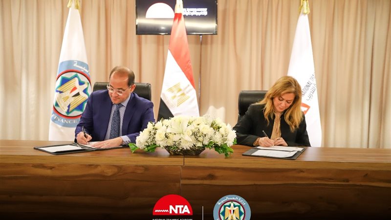 وزير المالية والمدير
