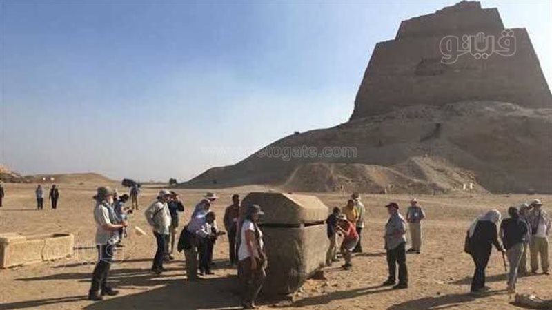 فوج سياحي يزور هرم