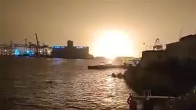 السودان يطلب مساعدة السعودية للسيطرة على حريق مستودعات وقود في بورتسودان (فيديو)