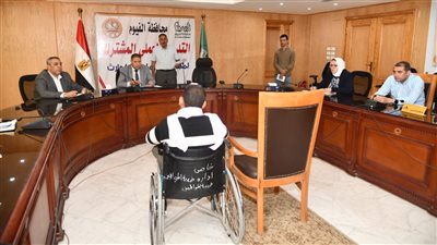 مساعدات مالية ومعاشات للحالات الأولى بالرعاية في لقاء محافظ الفيوم لخدمة المواطنين 