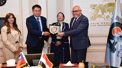 توقيع عقود واتفاقيات بحضور رئيس الهيئة العربية للتصنيع ووزيرة البيئة