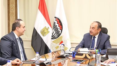 وزير قطاع الأعمال يبحث مع رئيس الرعاية الصحية دعم الصناعة الوطنية والتنمية المستدامة