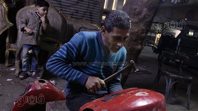 حكاية أقدم سمكري فيسبا في الجمالية.. 35 عامًا في حب الورشة.. غلاء أسعار قطع الغيار يرفع تكاليف الصيانة.. وهذه أبرز وصايا الأسطى أشرف (فيديو وصور) 