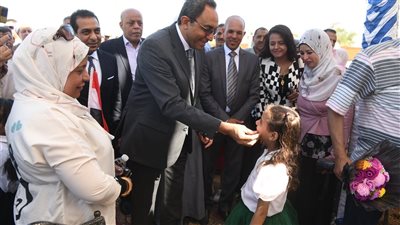 محافظ قنا يضع حجر الأساس لمحطة مياه الكلاحين بقفط