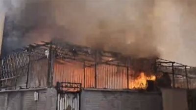 شاهد، لحظة اندلاع حريق ضخم في مستودع بالعاصمة الإيرانية طهران