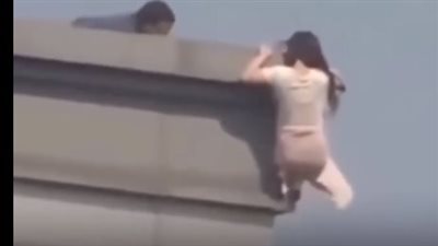 مقطع مرعب، حاولت إلقاء نفسها من الطابق العشرين وأنقذتها معجزة في آخر لحظة (فيديو) 