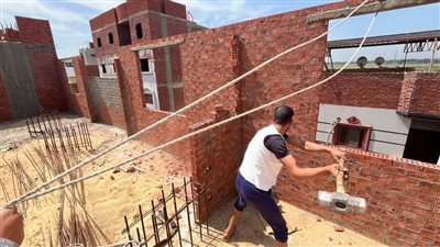 تنفيذ إزالة دور خامس لعقار مخالف في المنصورة 