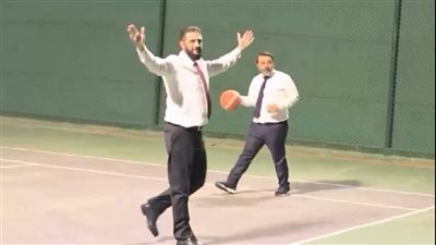 الوجه الآخر للجولاني، الرئيس السوري يلعب كرة السلة باحترافية مع وزير خارجيته (فيديو)