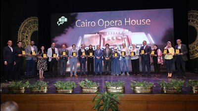 رئيس الأوبرا يكرم عددا من الفنانين والإداريين بمناسبة عيد العمال (صور)