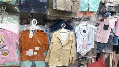 أسعار ملابس الأطفال في العتبة.. الفساتين تبدأ من 75 جنيها والتيشيرتات بـ 50.. وهذه أبرز النصائح عند الشراء (فيديو وصور)