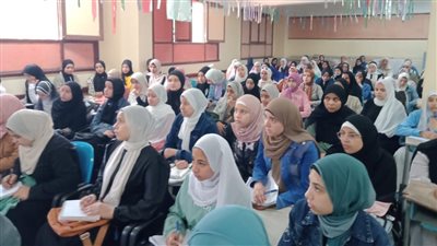 إقبال كثيف علي المراجعات النهائية لطلاب الإعدادية بمركز يوسف الصديق في الفيوم