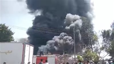 السيطرة علي حريق هائل التهم شونة لقطع غيار السيارات دون إصابات 