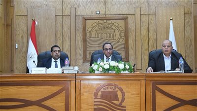 محافظ قنا يترأس اجتماعًا لمتابعة مشروعات التنمية والخدمات العامة