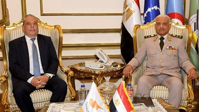 وزير الدفاع يلتقى نظيره القبرصي لبحث سبل دعم التعاون العسكرى المشترك