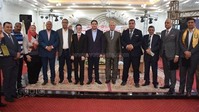 نائب محافظ بني سويف يكرم رموز العمل النقابي في احتفالية عيد العمال