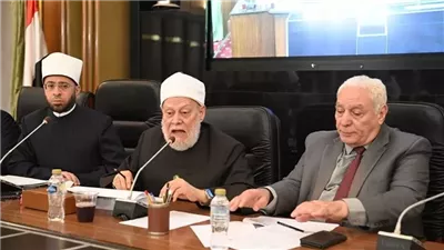 قانون تنظيم الفتوى يشعل فتيل الأزمة بين الأزهر والأوقاف، المشيخة ترفض منح حق الفتوى للأئمة، وتؤكد: محاولة لتفكيك المرجعية الدينية، والأوقاف: إقصاء الأئمة يفتح الباب لغير المتخصصين