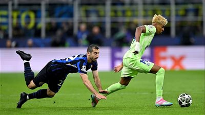 رافينيا يسجل هدف التقدم لفريق برشلونة في شباك إنتر ميلان