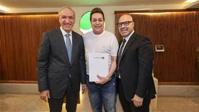 أول تعليق من حكيم بعد تعاقده مع روتانا