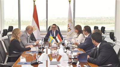 وزير الاستثمار يلتقي السفير السويدي بالقاهرة لبحث سبل تعزيز العلاقات الاقتصادية بين البلدين