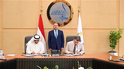 النقل توقع عقدا مع شركة خاصة لتشغيل 100 سيارة كهربائية بالقاهرة والجيزة 