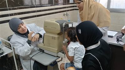 قافلة جامعة بنها توقع الكشف الطبي على 80 حالة بمدرسة المكفوفين