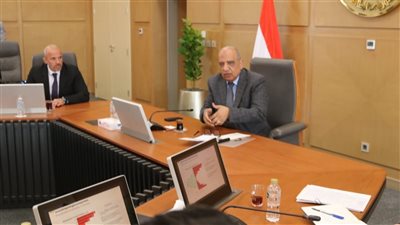 وزير الكهرباء يبحث مع مجموعة 
