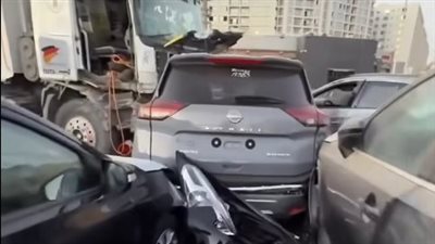 إصابة شخصين وتحطم 11 مركبة في اقتحام تريلا لمعرض سيارات بالقطامية (صور)