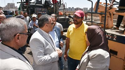 محافظ الشرقية يتابع أعمال الرصف بمدينة الزقازيق 