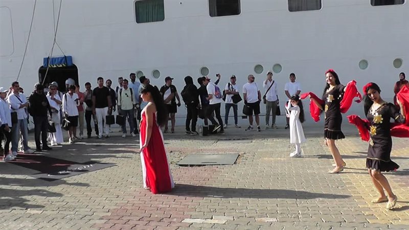 بالرقص الفرعوني،