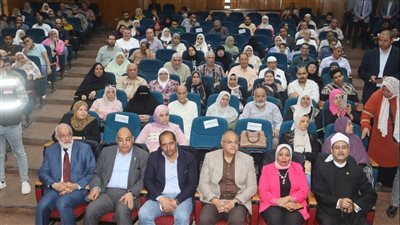 محافظ القليوبية يُسلِم ملابس الإحرام لحجاج الجمعيات الأهلية