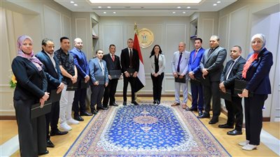 وزيرة التضامن تكرم اللجنة العليا للتشريعات لجهودهم