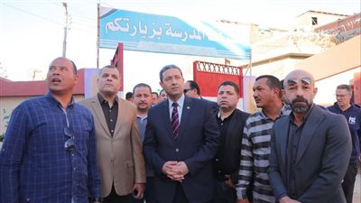 بعد انتشار فيديو الأزمة، محافظ دمياط يتفقد مدرسة أولاد حمام ويؤكد الواقعة خارج الأسوار 
