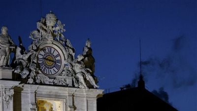 تصاعد الدخان الأسود في الفاتيكان، سر طقس مرتبط باختيار البابا الجديد (فيديو)