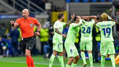 مستعد لأي شيء، حكم مباراة إنتر ميلان وبرشلونة يرد على الانتقادات