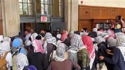 اشتباكات داخل مكتبة جامعة كولومبيا بين محتجين مؤيدين لفلسطين والأمن (فيديو)