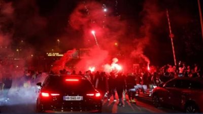 حادث دهس واشتعال نيران وعنف، احتفالات باريس سان جيرمان تنقلب إلى فوضى (فيديو)