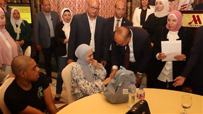 وزير العمل ومحافظ القاهرة يُسلمان عقود عمل جديدة لذوي همم بشركات القطاع الخاص 