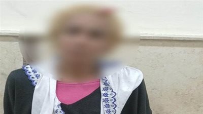 فيديو يثير الجدل، ضبط بائعة اعترضت سائحا وطلبت مالًا للسماح بمروره في القاهرة 