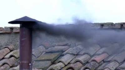 لا يوجد بابا للفاتيكان، لحظة خروج الدخان الأسود من الكنيسة لليوم الثاني (فيديو)