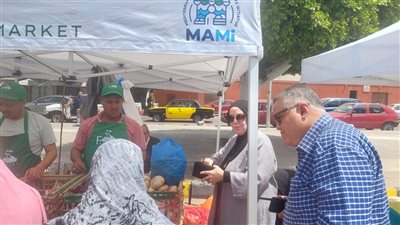 رئيس حي وسط بالإسكندرية يتفقد سوق اليوم الواحد للمزارعين