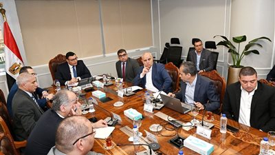 وزير الإسكان يتابع مع مسئولي 