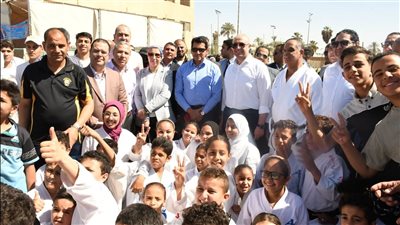 أشرف صبحي يفتتح حمام سباحة نصف أولمبي وملعبا خماسيا بمركز شباب مدينة ناصر