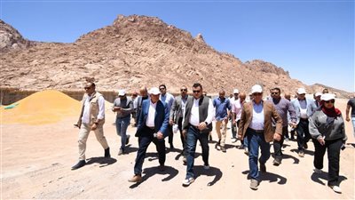 وزير الإسكان يتفقد أعمال تطوير الطرق ضمن مشروع 