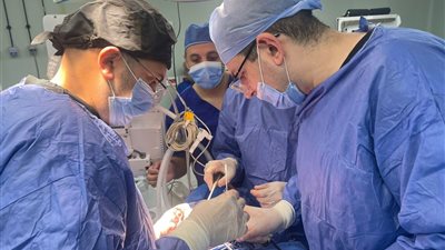 فريق طبي مصري ينجح في ترميم فك مريض روسي باستخدام المنظار والميكروسكوب بمستشفى العلمين